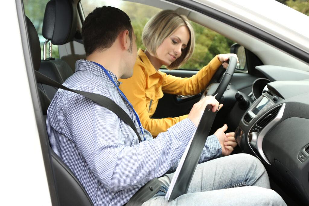 Как научиться водить машину женщине