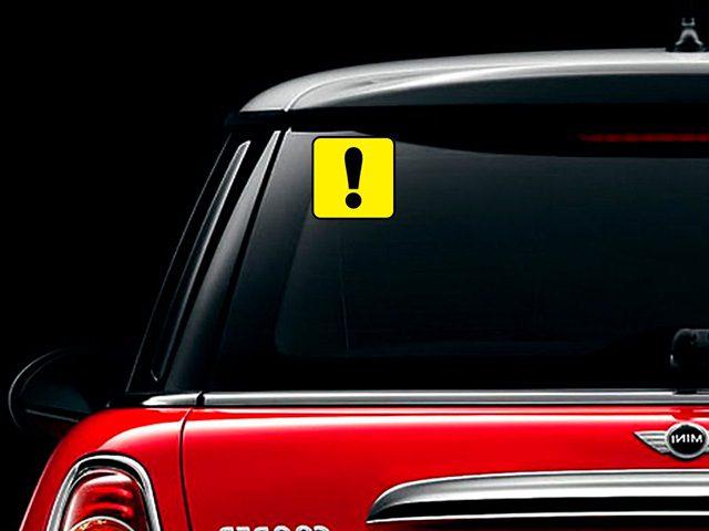 Что означает восклицательный знак на машине и сколько должен висеть знак «Начинающий водитель»?