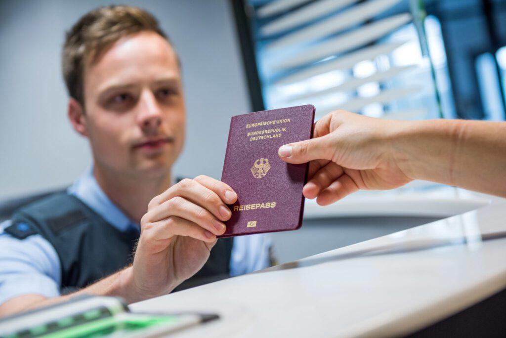 Как получить водительские права иностранцу в 2022 году в России